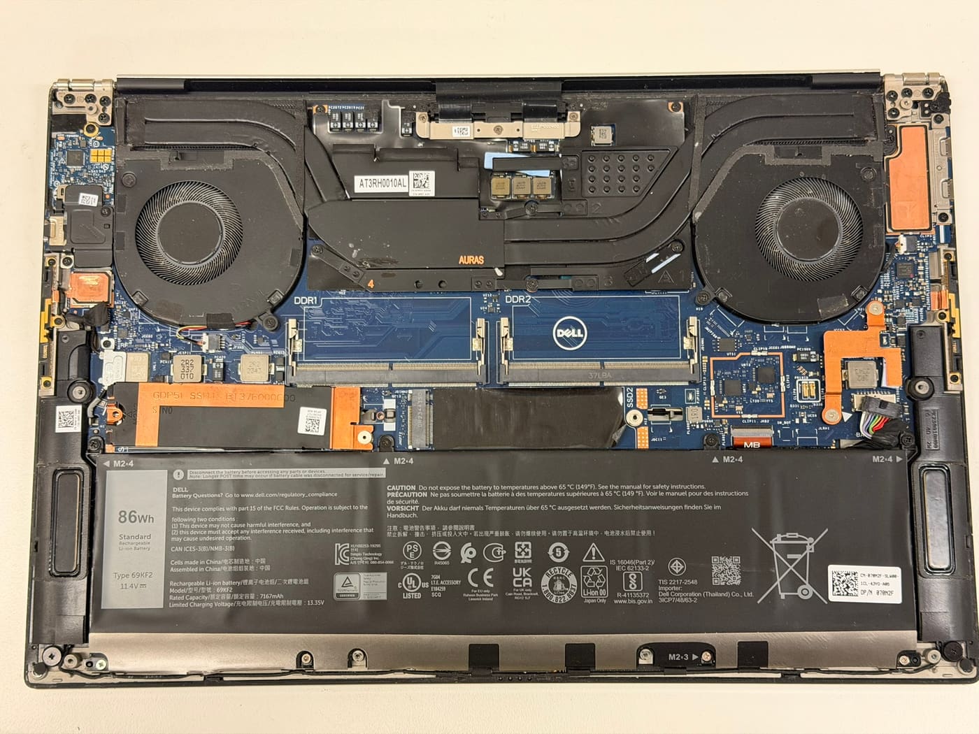 Inside a Dell XPS, dual cooling fans, heat pipes and 86Wh battery